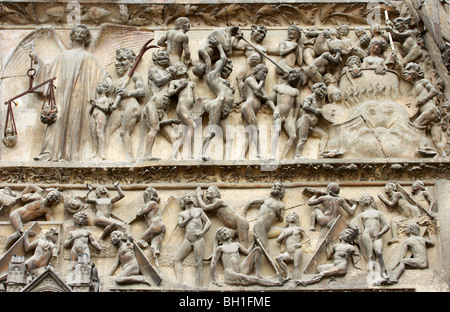 Duomo di Santo Stefano a Bourges, timpano del portale centrale, la città vecchia di Bourges, il modo di San Giacomo, Chemins de Saint J Foto Stock