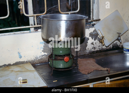 Nairobi Kenya all interno della casa stufa di kerosene Foto stock - Alamy