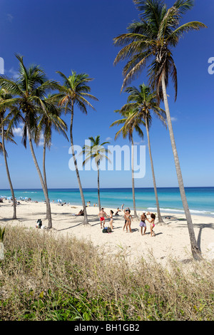 I giovani ballare salsa a beach, Playas del Este, Avana, Ciudad de La Habana, Cuba, West Indies Foto Stock