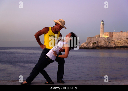 Giovane ballare la salsa, il Castillo de los Tres Reyes del Morro in background, l'Avana, Ciudad de La Habana, Cuba, West Indies Foto Stock