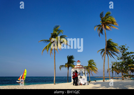 Padiglione alla spiaggia sabbiosa, Guardalavaca, Holguin, Cuba, West Indies Foto Stock