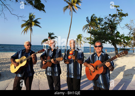 Fascia giocare a beach, Guardalavaca, Holguin, Cuba, West Indies Foto Stock