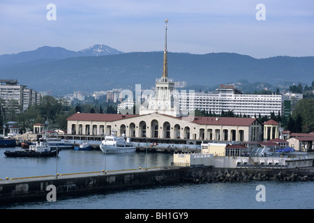 Sochi Sea Terminal Passeggeri con il Caucaso in background, Sochi, Russia Foto Stock