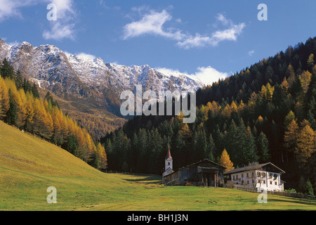 Agriturismo e chiesa, Grubenhof, St. Johann, Val Passiria, Alto Adige, Italia Foto Stock