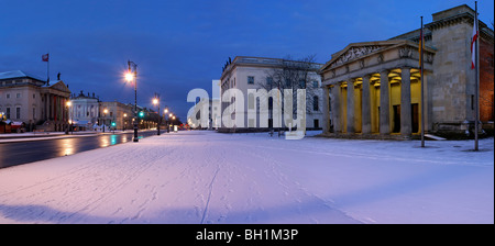 Vista lungo il viale Unter den Linden street in inverno, Berlino, Germania Foto Stock