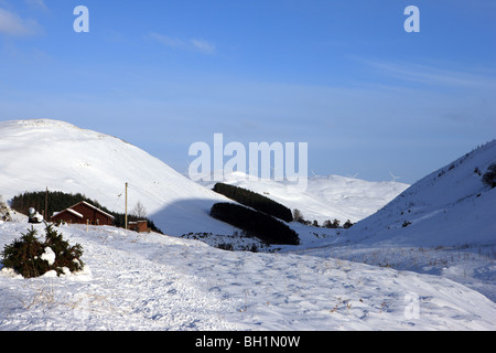 Coperta di neve di colline in Glen Devon Perthshire Scozia Scotland Foto Stock