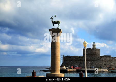 Grecia RODI, RODI Città, la città vecchia di Rodi, l'ingresso al porto di Mandraki Foto Stock