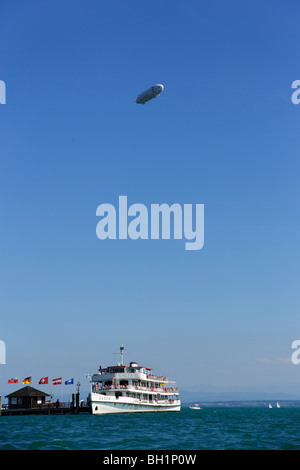 Dirigibile ed escursione in barca, Unteruhldingen, Uhldingen-Muhlhofen, Baden-Württemberg, Germania Foto Stock