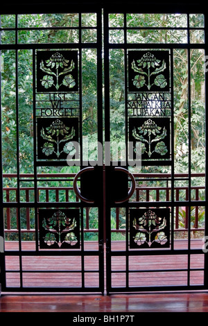 Cancelli di ferro a Sandakan Memorial Park, Sabah Malaysian Borneo Foto Stock