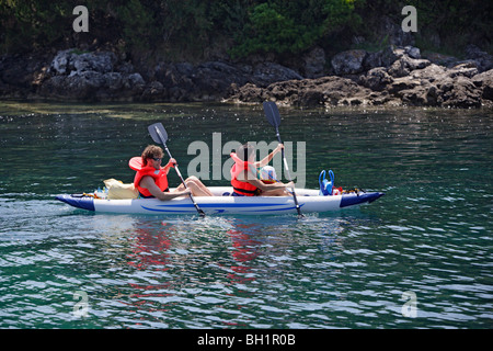 Due persone in kayak lungo il litorale di Mourtos, Isole Ionie, Grecia Foto Stock