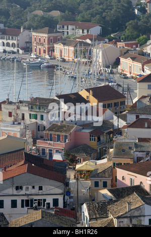 Vista sopra i tetti di porto Gaios, Paxos, Isole Ionie, Grecia Foto Stock