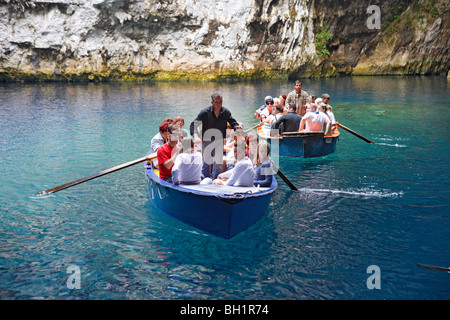 Cefalonia, turisti guida in barche davanti la Grotta Melissani in Sami, Isole Ionie, Grecia Foto Stock