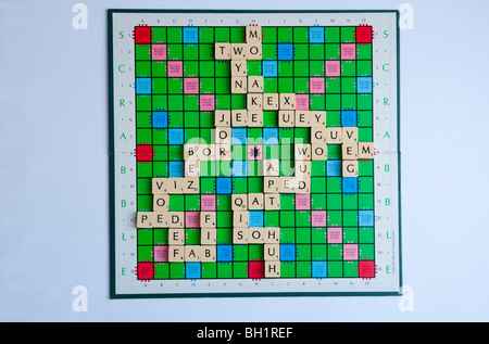 Una scheda di Scrabble, mostra una varietà di due e tre parole della lettera; fondamentale per sapere se siete seriamente vincere il gioco. Foto Stock