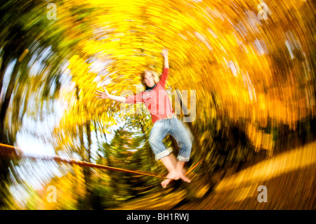 Giovane uomo in equilibrio su una fune, slackline Kaufbeuren, Baviera, Germania Foto Stock