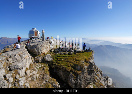 Gruppo di escursionisti sulla vetta delle Grigne, Alpi di Bergamo, Como, Lombardia, Italia Foto Stock