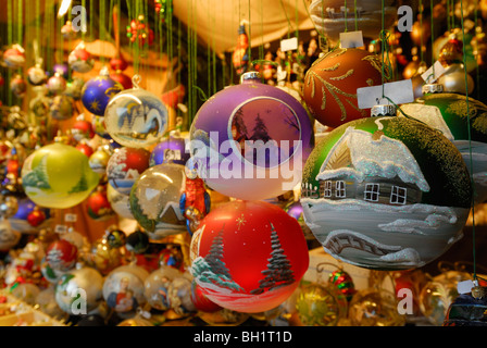 Albero di natale di palline in una fase di stallo, mercato di natale, Bad Toelz, Baviera, Germania Foto Stock