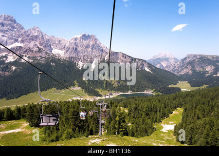 Vista da Col de Varda al Lago di Misurina, Dolomiti, Veneto, Italia Foto Stock