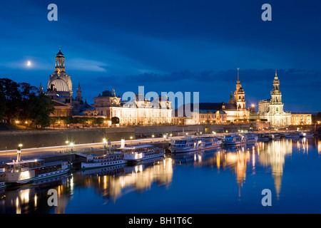 Vista sul fiume Elba a bruhl's terrace, Castello di Dresda, Standehaus e Katholische Hofkirche, Dresda, Sassonia, Germania Foto Stock