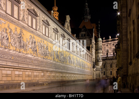 Furstenzug (Processione dei Principi) in serata, Dresda, Sassonia, Germania Foto Stock