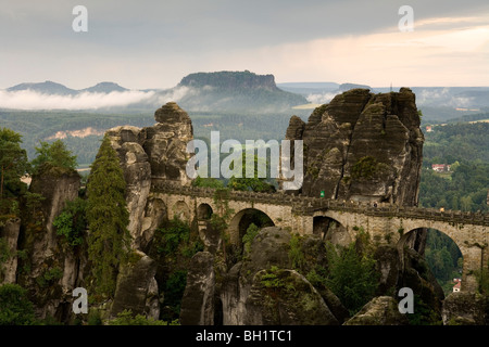 Bastei bridge con mount Lilienstein in background, Bastei, Elba montagne di arenaria, Svizzera Sassone, Bassa Sassonia, Germania Foto Stock