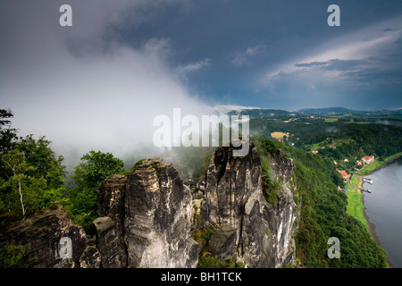 Vista da Bastei oltre il fiume Elba, Svizzera Sassone, Elba montagne di arenaria, Sassonia, Germania Foto Stock