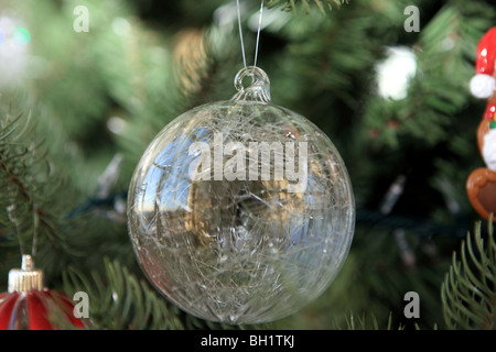 Decorazione per albero di Natale appeso a un albero Foto Stock