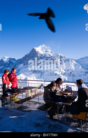 Gli ospiti sulla terrazza del ristorante di montagna prima, Wetterhorn in background, primo, Grindelwald, Oberland bernese, cantone di essere Foto Stock