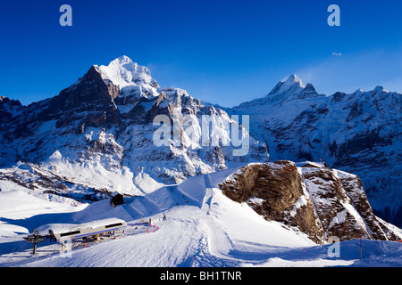 Pendenza, con ristorante Primo, Wetterhorn in background, primo, Grindelwald, Oberland bernese, il Cantone di Berna, Svizzera Foto Stock