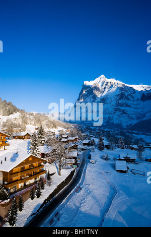 Vista su Grindelwald con la montagna Wetterhorn in background, Grindelwald, Oberland bernese, il Cantone di Berna, Svizzera Foto Stock