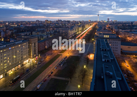 Le luci della sera, Karl-Marx-Allee con la torre della televisione di Berlino Foto Stock