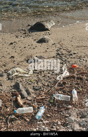 Spazzatura lavato fino in alta marea di linea su una spiaggia in Grecia Foto Stock