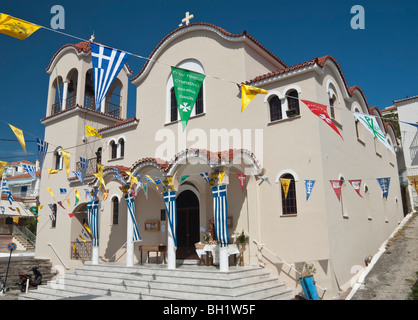 Bandiere greca volare al di fuori della Chiesa di Ayois Kostantinos, Poros Town, Grecia Foto Stock