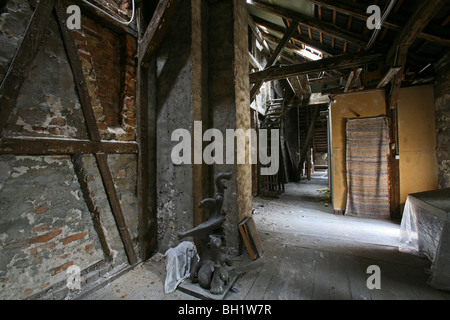 Attico del tetto con fune argano nella vecchia casa di Berlino Foto Stock