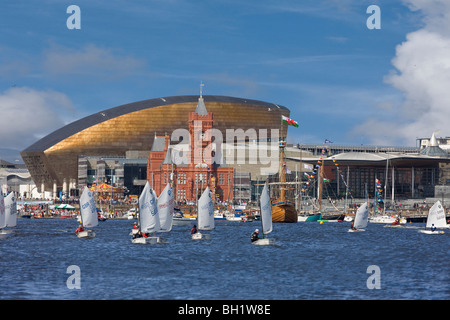 Vista di Custom House Edificio e Millennium Centre per la Baia di Cardiff Cardiff Wales UK Foto Stock