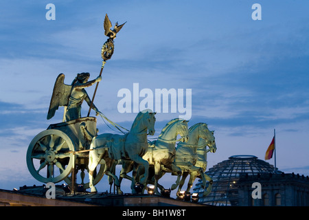 Quadriga, carri e cavalli scultura sulla Porta di Brandeburgo, in background il Reichstag di Berlino Foto Stock