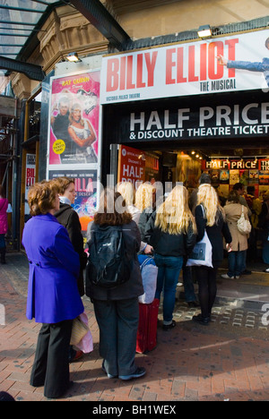 Coda per discount theatre ticket counter Leicester Square Londra Inghilterra REGNO UNITO Foto Stock