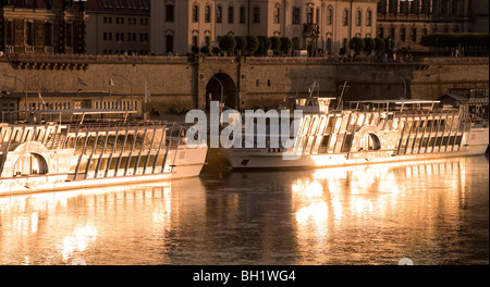 Imbarcazioni da diporto sul fiume Elba davanti alla terrazza Bruehlsche, Dresda, Sassonia, Germania, Europa Foto Stock