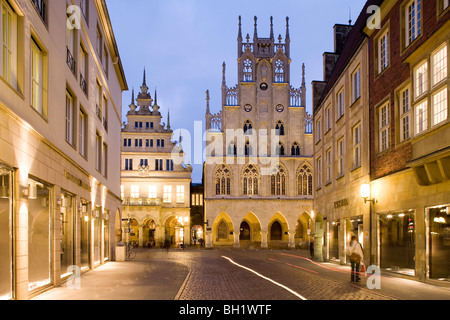 Case a capanna e il municipio gotico al mercato Prinzipal in serata, Muenster, Renania settentrionale-Vestfalia, Germania, Europa Foto Stock