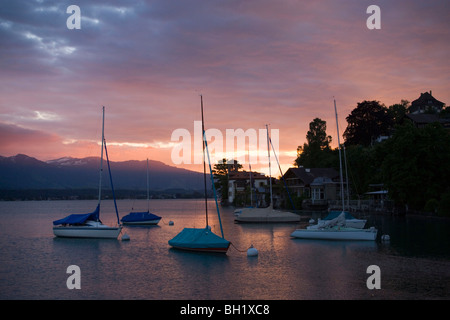 Ancoraggio barche a vela a surnise vicino castello Oberhofen, il lago di Thun, Oberhofen, Oberland Bernese (Highlands), il Cantone di Berna, Sw Foto Stock