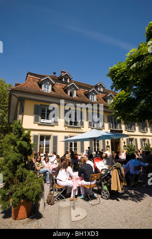 Gente seduta sul terrazzo di un ristorante, Thun (presidio più grande città della Svizzera), Oberland Bernese (Highlands), il cantone di Foto Stock