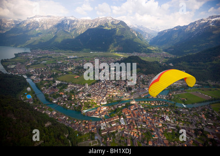 Il parapendio in tandem su Interlaken, Oberland Bernese (Highlands), il Cantone di Berna, Svizzera Foto Stock