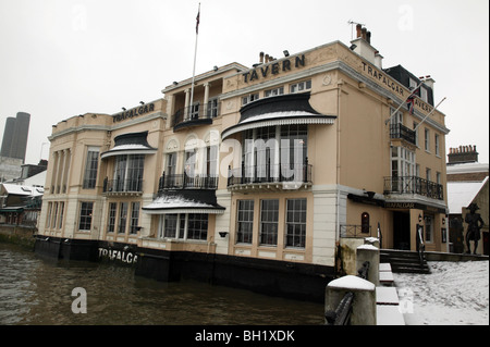 Inverno immagine della Trafalgar Tavern in Park Row, Greenwich Foto Stock