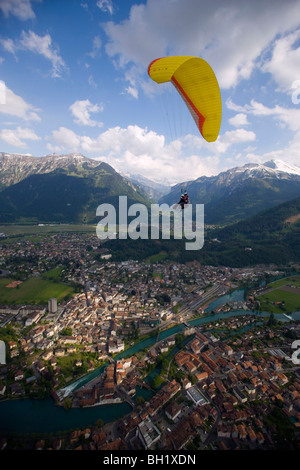 Il parapendio in tandem su Interlaken, Oberland Bernese (Highlands), il Cantone di Berna, Svizzera Foto Stock