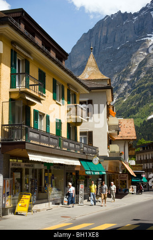 Vista lungo la via dello shopping, Grindelwald, Oberland Bernese (Highlands), il Cantone di Berna, Svizzera Foto Stock