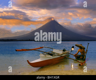 Fisherman, vulcano Mayon vicino a Legazpi City, eruzione al tramonto, Legazpi, isola di Luzon, Filippine Foto Stock