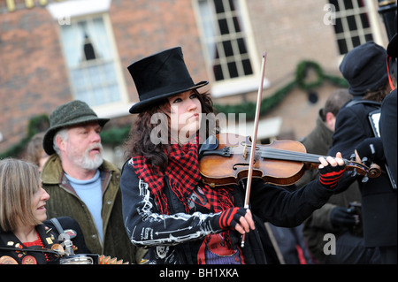 Il violinista femmina con il Ironmen e Severn doratori morris ballerini eseguono sul Ironbridge il giorno di nuovi anni Foto Stock