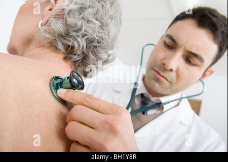 La metà degli adulti controlli medico respirazione del paziente senior Foto Stock