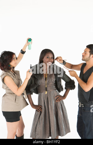 La donna si erge in pelliccia giacca con gli stilisti a portata di mano Foto Stock