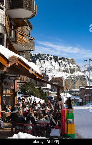 Caf/Bar in La Falaise area di Avoriaz, Portes du Soleil Ski Region, Haute Savoie, Francia Foto Stock