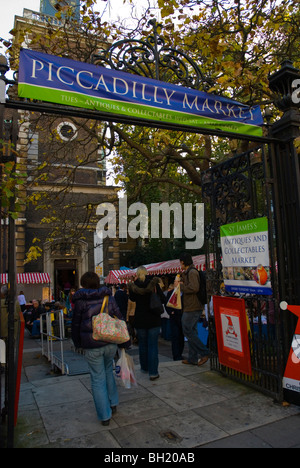 St James's Tuesday Market Piccadilly street central Londra Inghilterra REGNO UNITO Foto Stock
